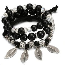 Mustade pärlite ja hõbedaste lehtedega käevõru