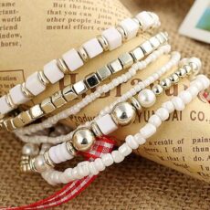 Valgete ja kuldsete käevõrude komplekt