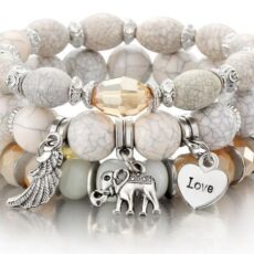 Valgete pärlite ja hõbedaste detailidega käevõru