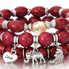 Punaste pärlite ja hõbedaste detailidega käevõru