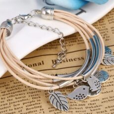 Hõbedaste detailidega nahkpaeltest käevõru, beez