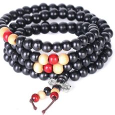 Puidust pärlitega käevõru, must