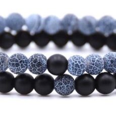 Mustade kivikestega käevõru, sinise-valge mustriga