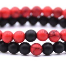 Punaste ja mustade kivikestega käevõru