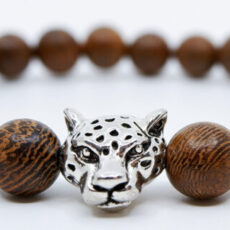 Puidust helmestega käevõru, leopardi kujutisega