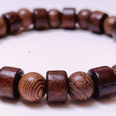 Puidust helmestega käevõru