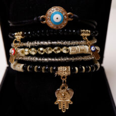 Mitmekihiline mustade ja kuldsete detailidega käevõru