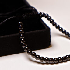 Vasest pärlitega käepael, must