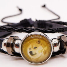 Krüptovaluuta tähisega nahast käepael, dogecoin